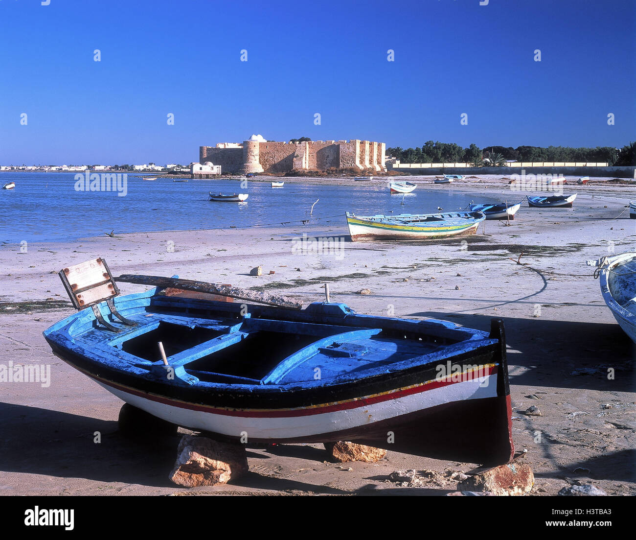 photo Tunesien Djerba Meer https www alamy de stockfoto tunesien djerba houmt souk strand fischerboote castell nord afrika meer insel stadt blick auf die stadt lokale ansicht wahrzeichen sehennswurdigkeit stiefel burg festung sandstrand neglectedly 122852299 html