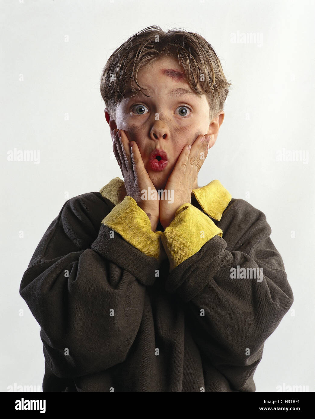 kleiner Junge schmutzig, Geste, überrascht, erschrocken, Porträt, mb 64 A5 Stockfoto