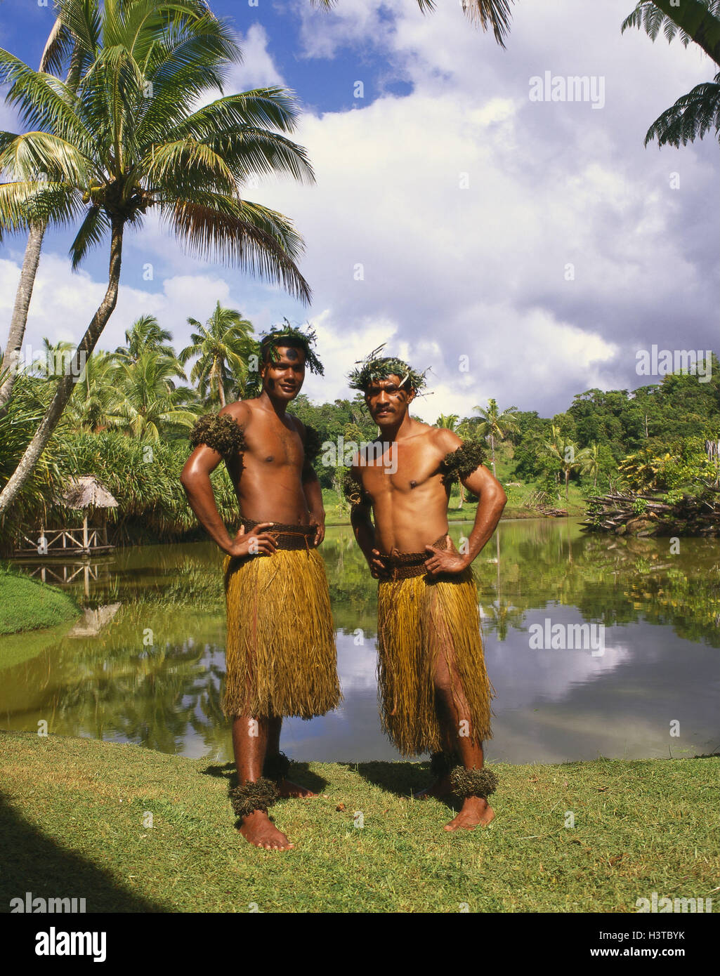 Sud Pazifik Fidschi Inseln Zwei Manner Ozeanien Melanesien Insel Landschaft Landesinnere Natur Menschen Kleidung Tradition Im Aussenbereich Stockfotografie Alamy