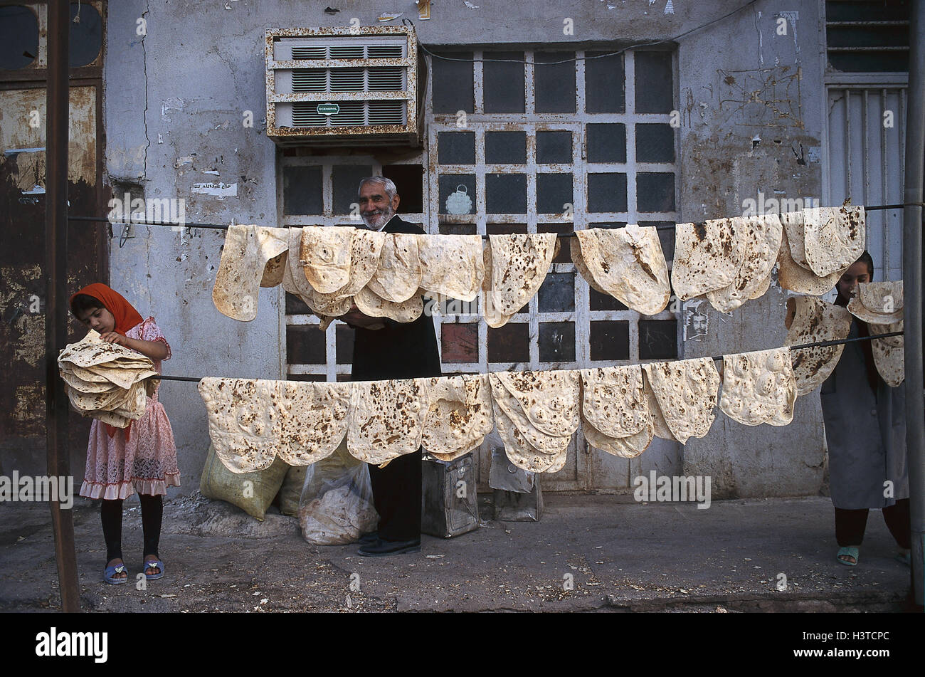 Iran, Schnur Ares Bus-Sublime, Hinterhof, einheimischen, runden Teig-Fladen Brot, auflegen, trockenen Nahost, vorne Osten, Nahost, einheimischen, Mann, Frau, Essen, Essen, Ernährung, Brot, Brot, Kuchen und Gebäck, Vertrieb, Wirtschaft Stockfoto