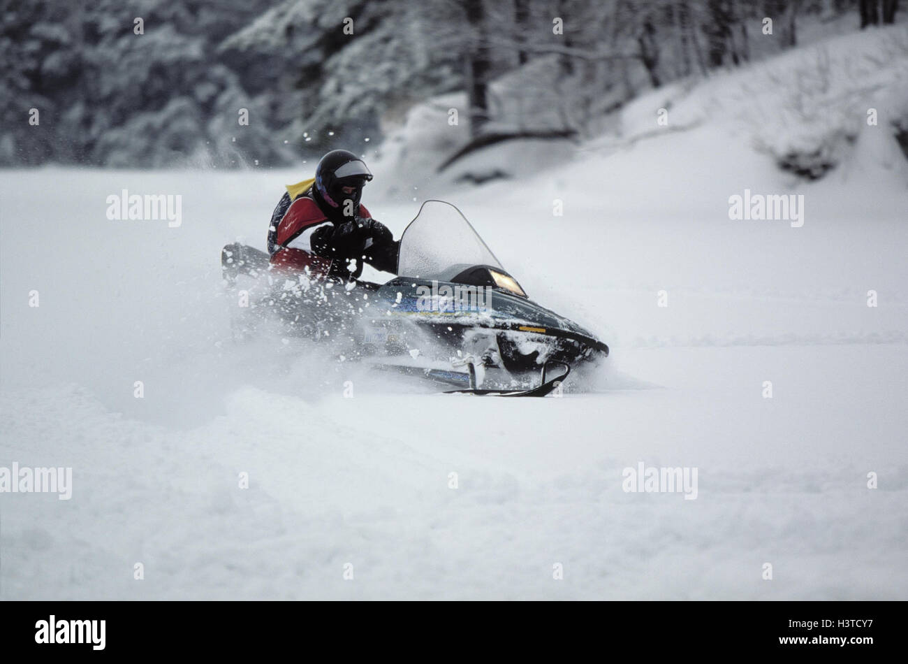 https://c8.alamy.com/compde/h3tcy7/winterlandschaft-mann-schneemobil-winter-schnee-go-fahrzeug-transport-forderung-holz-motor-schieben-skidoo-snow-mobile-motor-schlitten-reiten-fortbewegung-wintersport-freizeit-zeit-sport-freizeit-hobby-h3tcy7.jpg