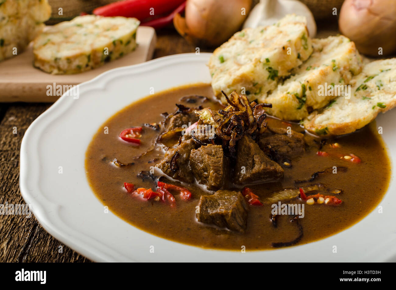 Klassische tschechische Gulasch mit Knödel, schweres Essen, hausgemachte Knödel Repu