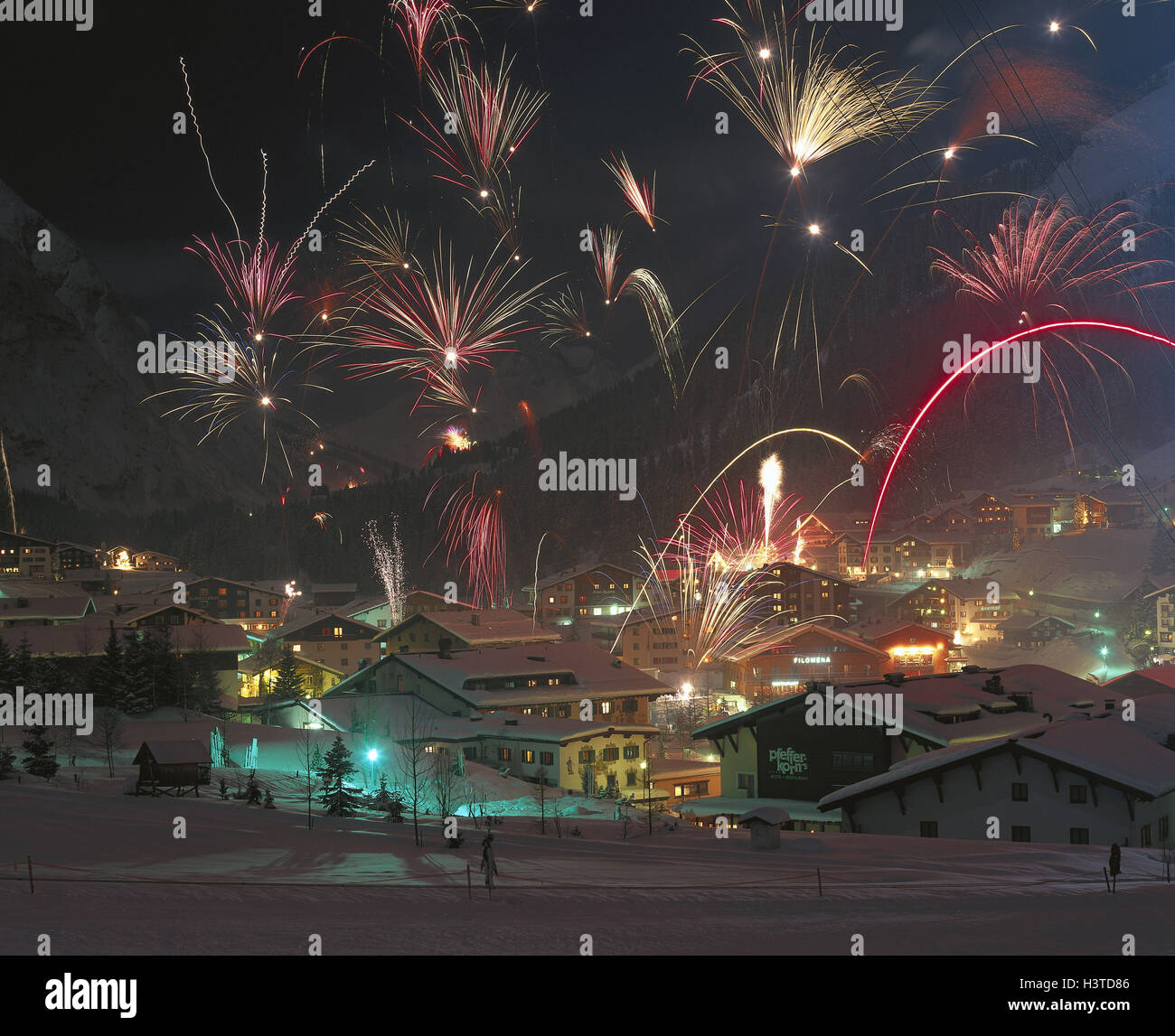 Kurzurlaub über silvester in deutschland Fireworks in alps new years -Fotos und -Bildmaterial in hoher Auflösung