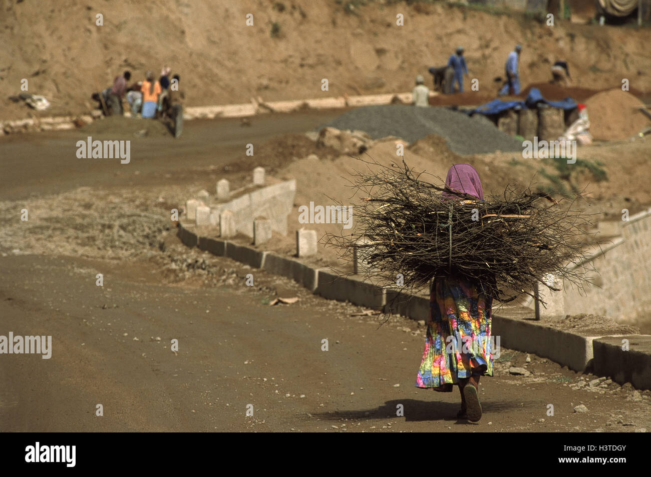 Eritrea, Highland, Bergpass, Frau, Rückansicht, Brennholz, Bau arbeitet, Afrika, Nord, Afrika, Nordostafrika, Republik, bergiges Land, Straße, Straße, Verbindung Asmara Massawa, Straßenbau, Straßenbauarbeiten, Streetworker, Nachteile Stockfoto