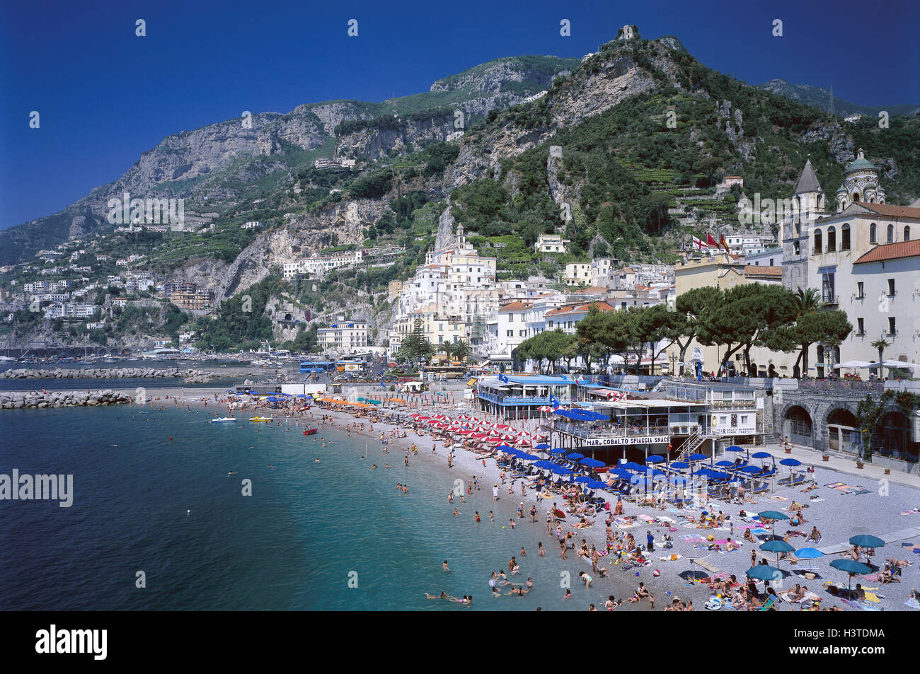 Italien, Kampanien, Amalfi, Blick auf die Stadt, Strand, Süden, Europa,  Süditalien, Provinz Salerno, Stadt, Strand, Küste, Küstenort Steilküste,  Altstadt, UNESCO-Welterbe, golf, Salerno, Mittelmeer, Meer, Strand,  Reiseziel, Hol Stockfotografie - Alamy