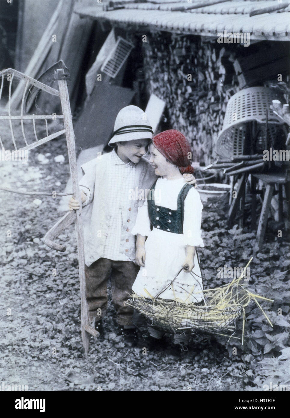 Bauernhof, junge, Sense, Mädchen, Dirndl, Korb, Zuneigung, s/w, Coloriert frei für Buch Verlage mk/Rb, außen, Urlaub, Spaß, Freude, glücklich, Kindheit, Kinder, Betreuung, Kopftuch, Freundschaft, Freunde, Geschwister, nicht zu eigen, umarmen, zusammen, gemeinsam Stockfoto