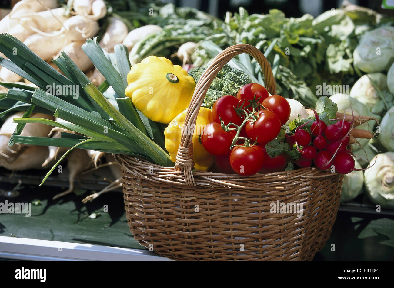 Wochenmarkt, pflanzliche Zustand, Einkaufen, Korb, Kauf, Gemüse, Stillleben, Markt, Stall, Verkaufsstand, Symbol, Einkauf, Einkaufen, Essen, Essen, Auswahl, Angebot, Auswahl, Ernährung, gesund, Vitamine, reich an Vitaminen, bewusste Gesundheit, Ernährung-Cons Stockfoto