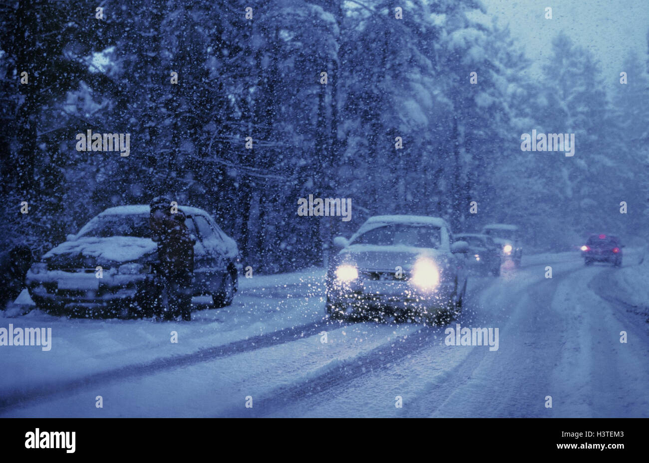 Landstraße, Verkehr, Pflaster, Schnee, am Straßenrand, Auto, Fahrer, Bearbeitung, Anti-Rutsch-Ketten, Winter Schnee, Schneefall, Dämmerung, schneebedeckte Straße, Straße, Schnee Stockfoto