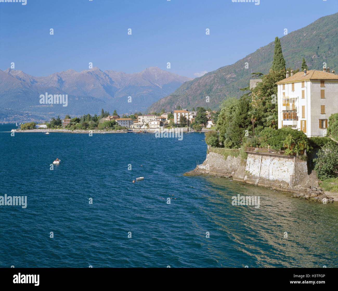 Italien, Comer See, Dorio, lokale Ansicht, am See, Europa, Süd, Europa, Nord-Italien, Lombardei, Comer See, Lago Tu Como, Lario, Urlaubsort, Ort, Platz, Hintergrund, Berge, Berge, Blick auf die Berge Stockfoto