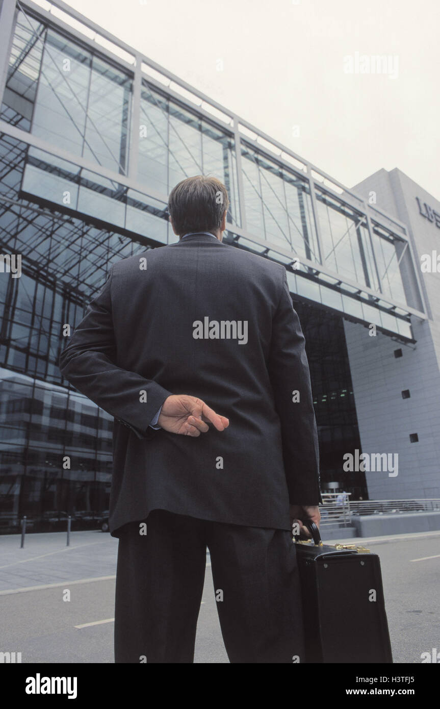 Geschäftsmann, Aktentasche, Finger, quer, Lüge, zurück, Ansicht, Ansicht Räumlichkeiten B2B, Mann, Anzug, Manager, Büroangestellte, Beamter, Aktentasche, Lügen, Lügen, stehen unehrlich, unaufrichtig, unehrlich, unmoralisch, betrügerisch, Korruption, Täuschung, Stockfoto