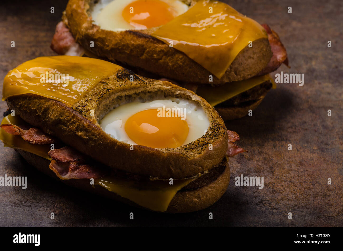 Geröstetes Brot mit Cheddar-Käse und knusprigem Speck, Spiegelei, Brot ...
