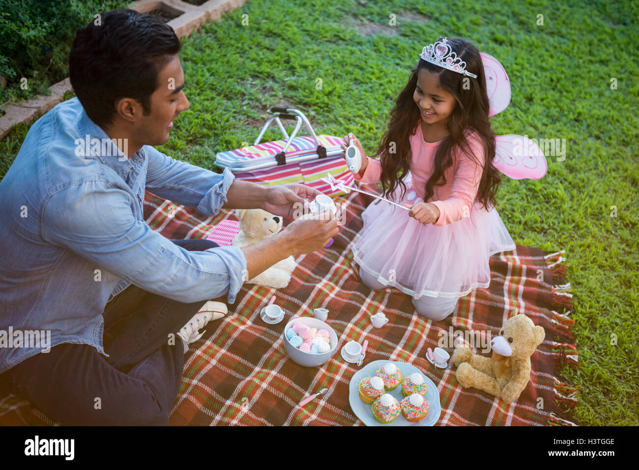 Vater und Tochter mit Spielzeug-Tee-party Stockfoto