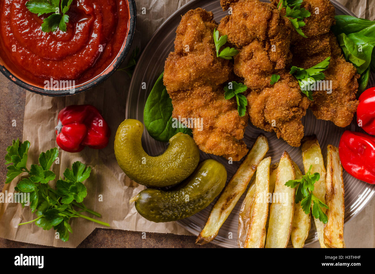 Original Wiener Schnitzel, Pommes frites hausgemacht, heiße Soße aus ...