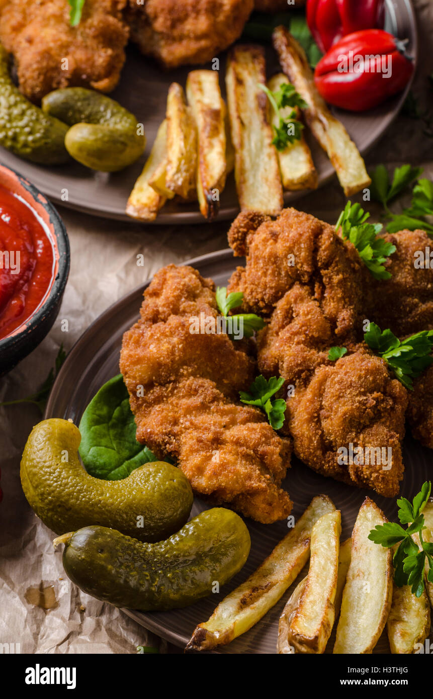 Original Wiener Schnitzel, Pommes frites hausgemacht, heiße Soße aus ...