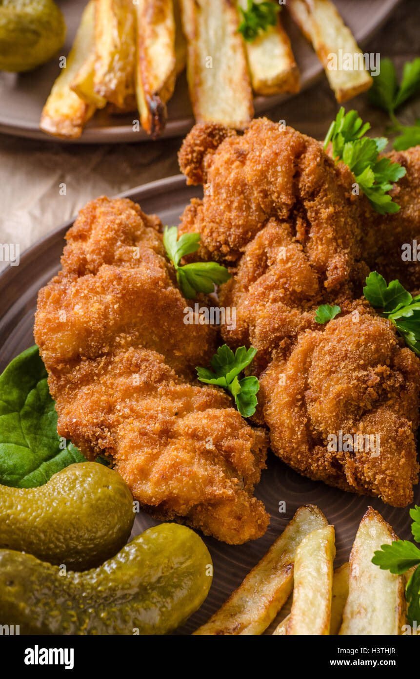 Original Wiener Schnitzel, Pommes frites hausgemacht, heiße Soße aus ...