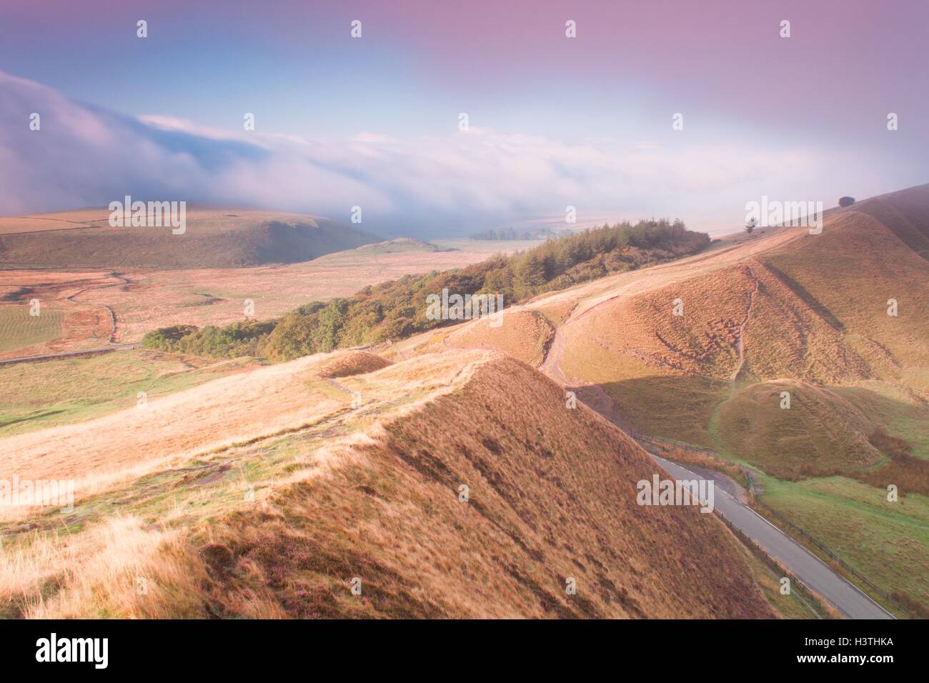 Besprühen Sie umgebenden Rushup Edge und The Great Ridge im Peak District in der Morgendämmerung. Stockfoto