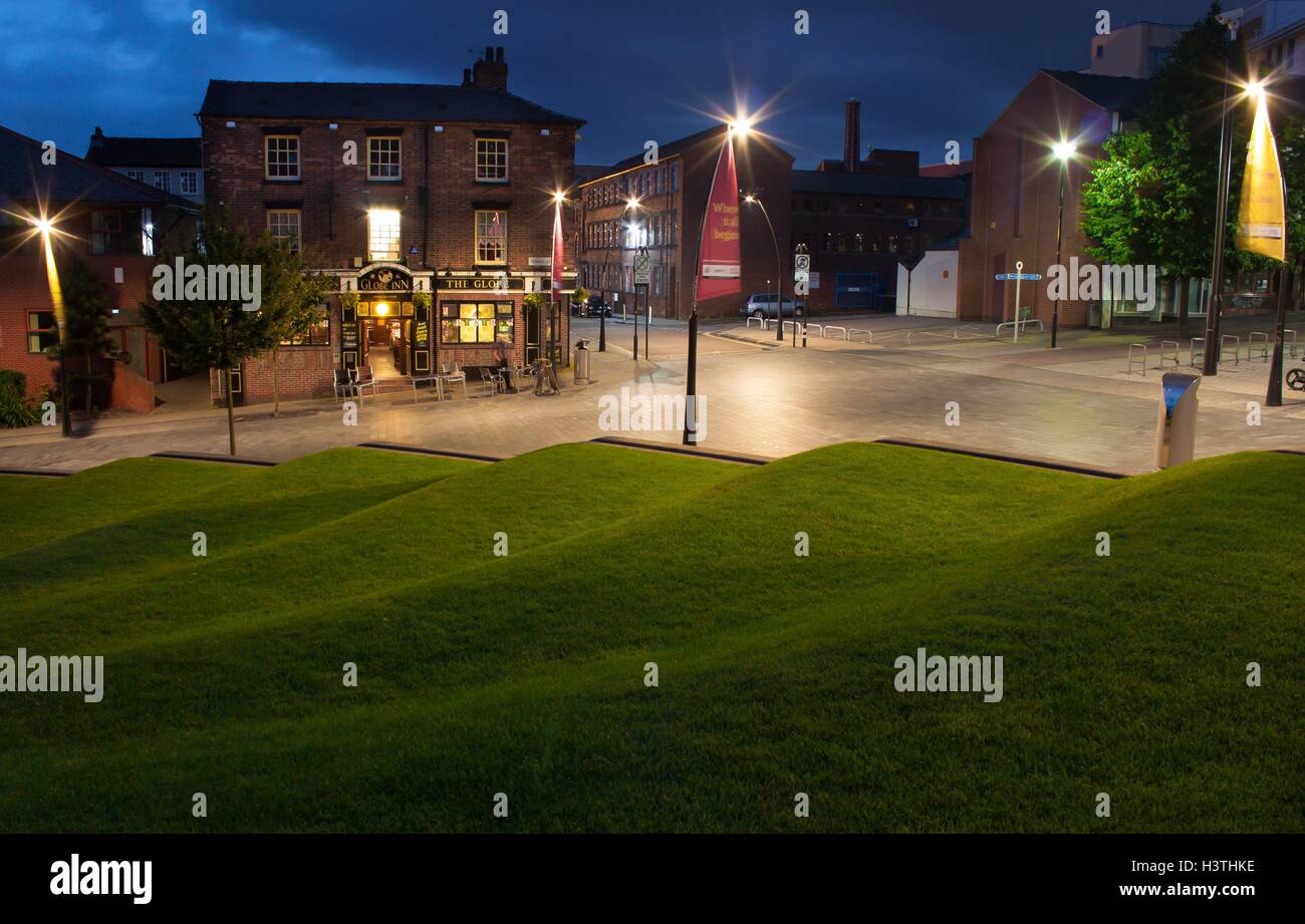 Die Globe-Public House auf Howard Street, Sheffield, in der Nacht. Stockfoto