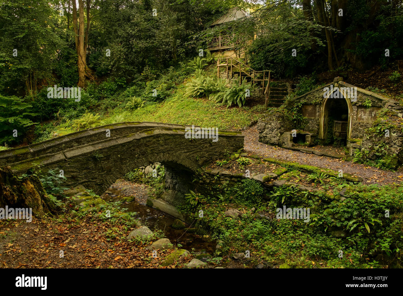 Die Brücke über den Cyflymen-Bach zur Schriftart und Laube im Garten bei Plas Newydd Llangollen Stockfoto