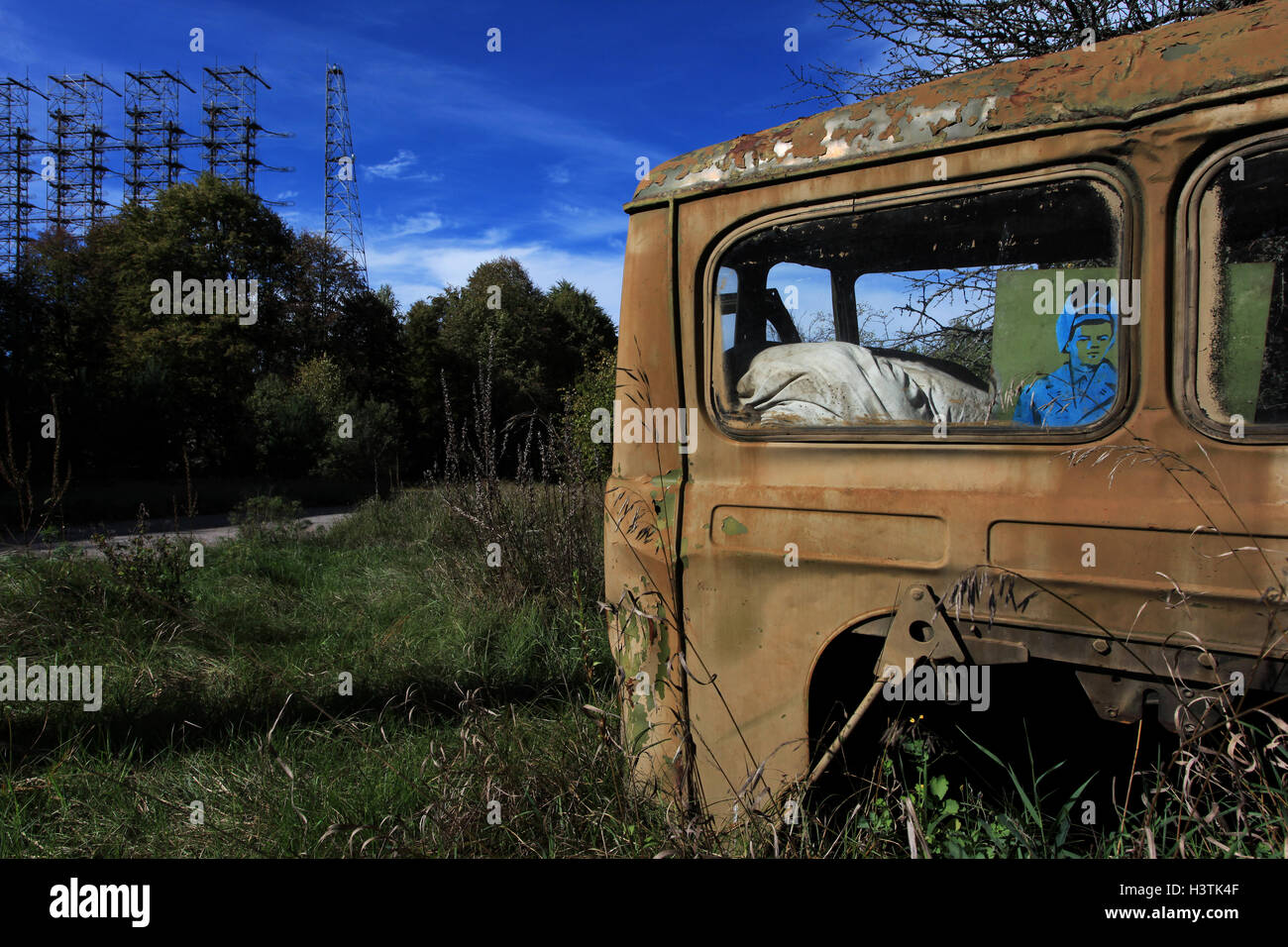 Verlassenes Auto in der ehemaligen militärischen Basis Chernobyl-2 um das sowjetische Radarsystem Duga-3. Sperrzone von Tschernobyl, Ukraine. Stockfoto