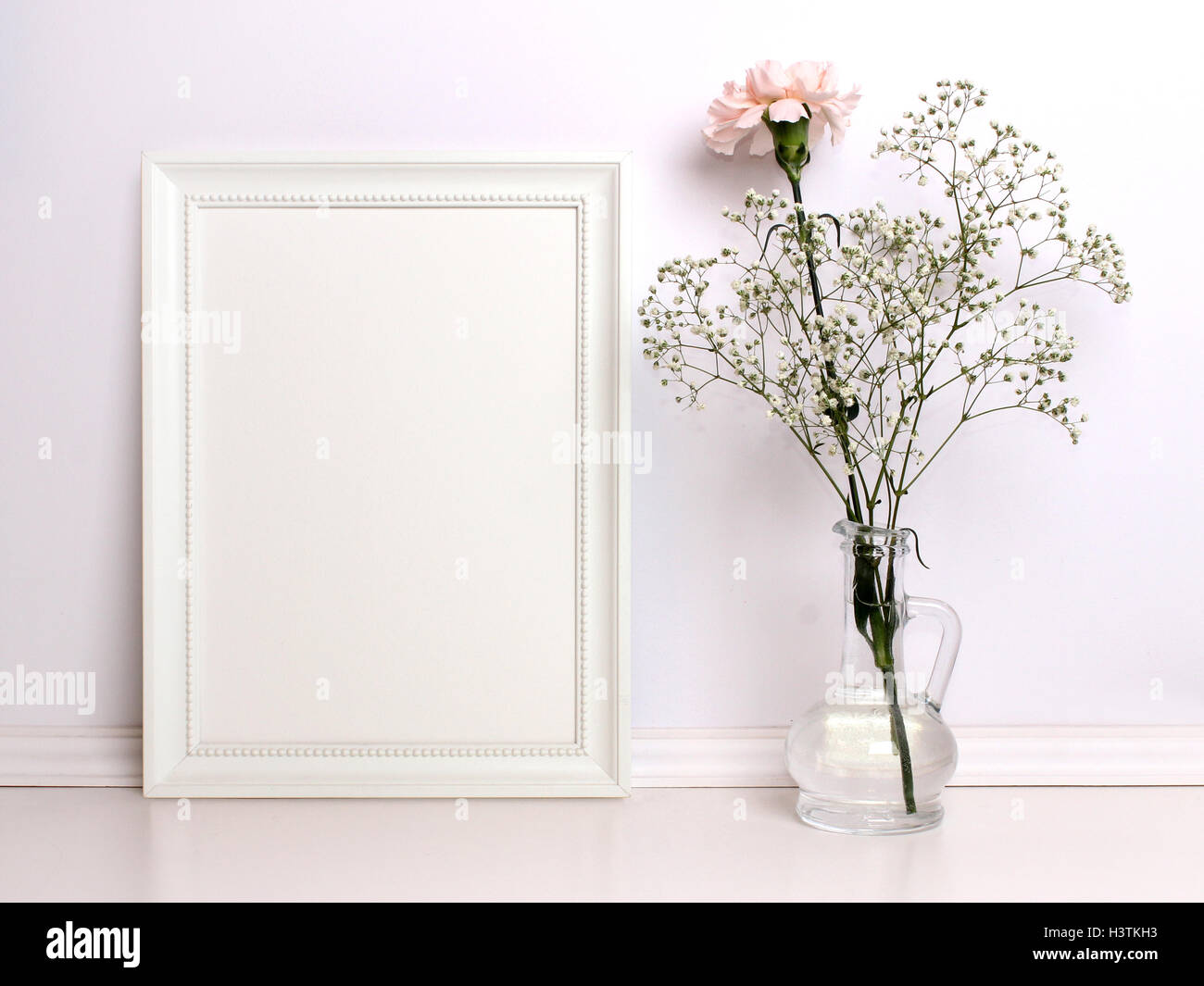 Weißer Rahmen Mockup mit Blumen. Plakat-Produkt-Design gestaltete Mock-up. Stockfoto