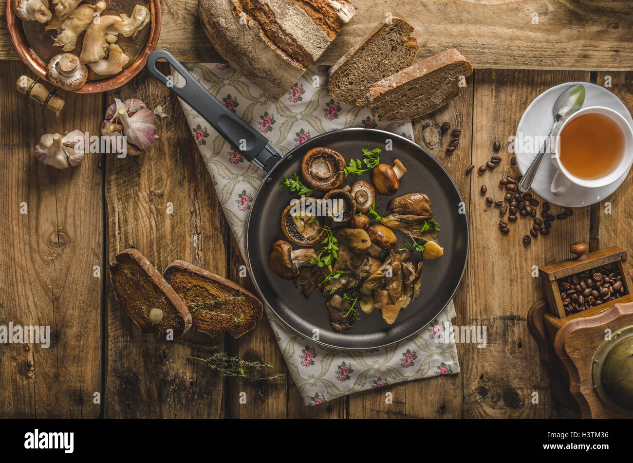 Gebratene frische Champignons mit Kräutern, Knoblauch Toast ...