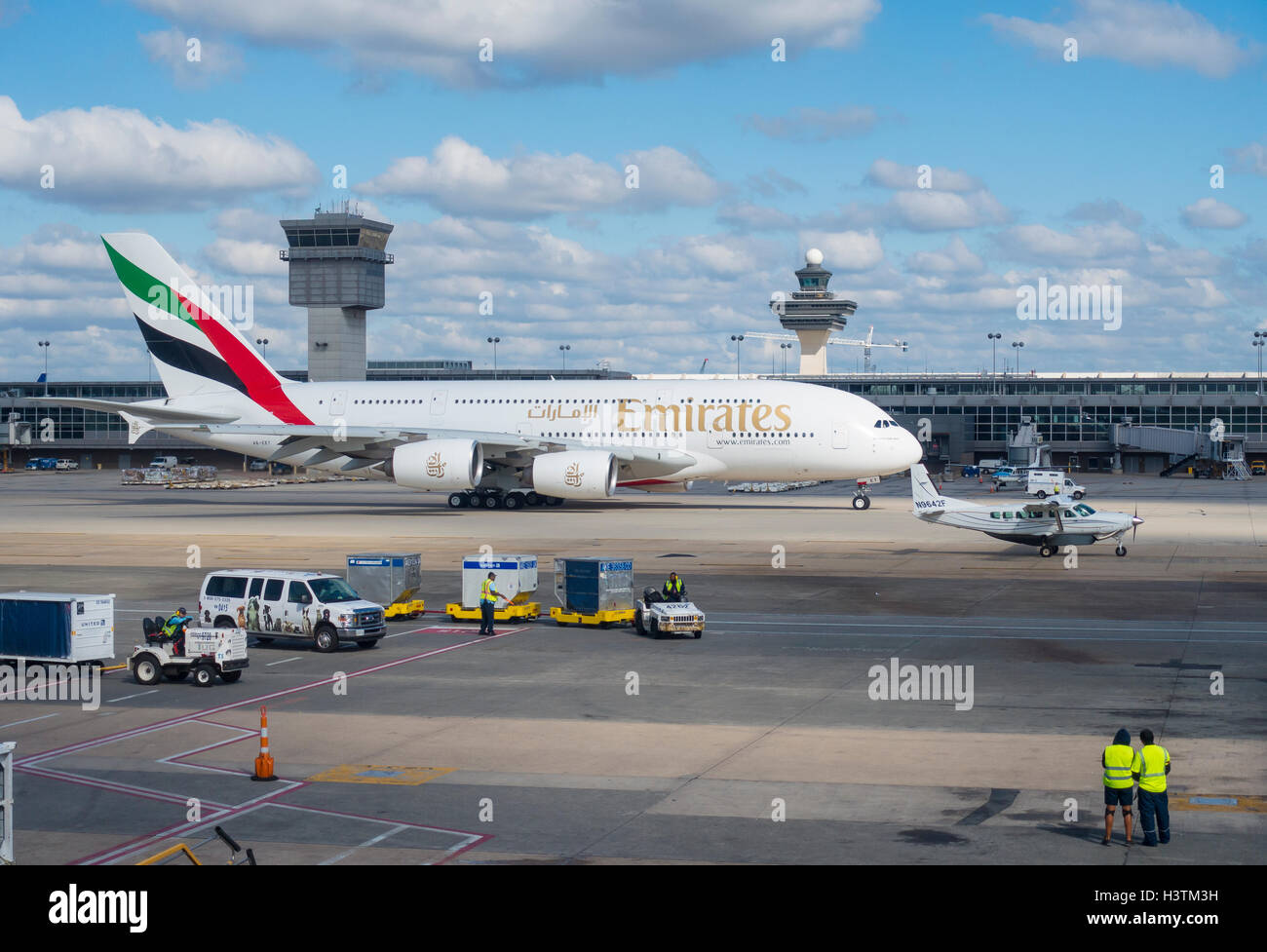 INTERNATIONALER Flughafen DULLES, VIRGINIA, USA - Emirates Airline Airbus A380-800 kommerziellen Passagier Jet Airliner taxis. Stockfoto