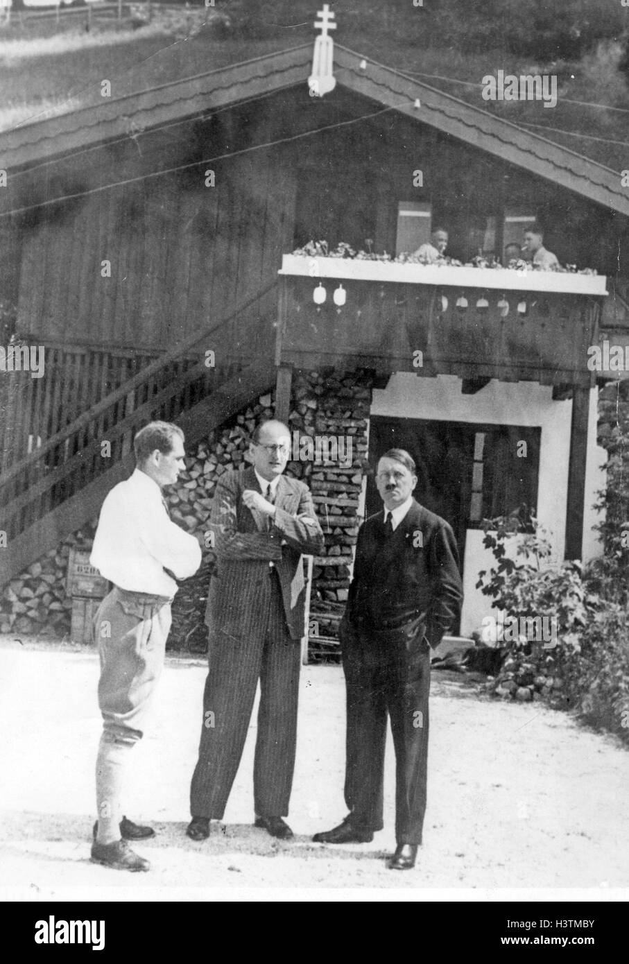 ADOLF HITLER auf der rechten Seite mit Rudolf Hess auf der linken Seite in den Diskussionen auf dem Berghof über 1938. Mann in Gläsern nicht identifiziert. Stockfoto