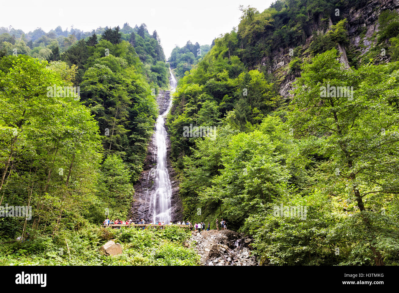 Touristischen Menschen stehen neben dem Tar River Wasserfall, Camlihemsin, Rize, Türkei Stockfoto