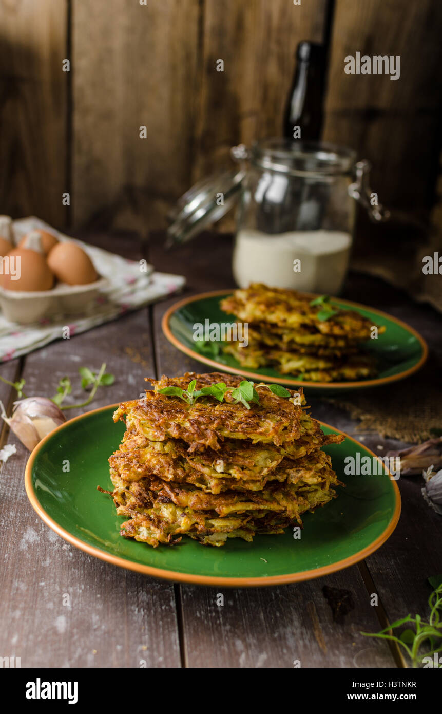 Kartoffelpuffer mit Knoblauch und Kräutern, leckeres tschechisches Bier ...