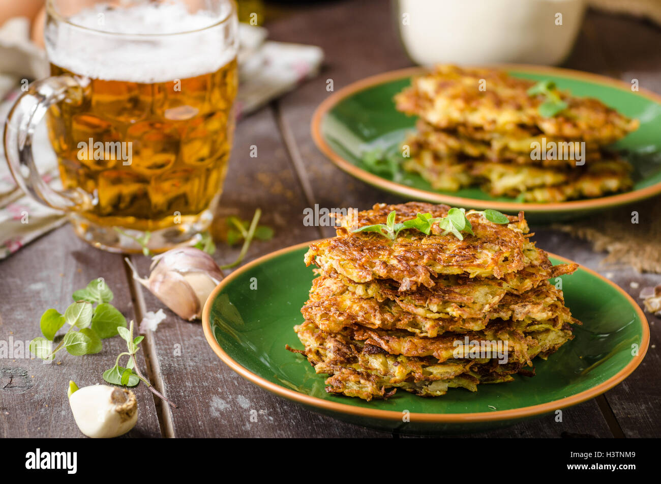 Kartoffelpuffer mit Knoblauch und Kräutern, leckeres tschechisches Bier ...