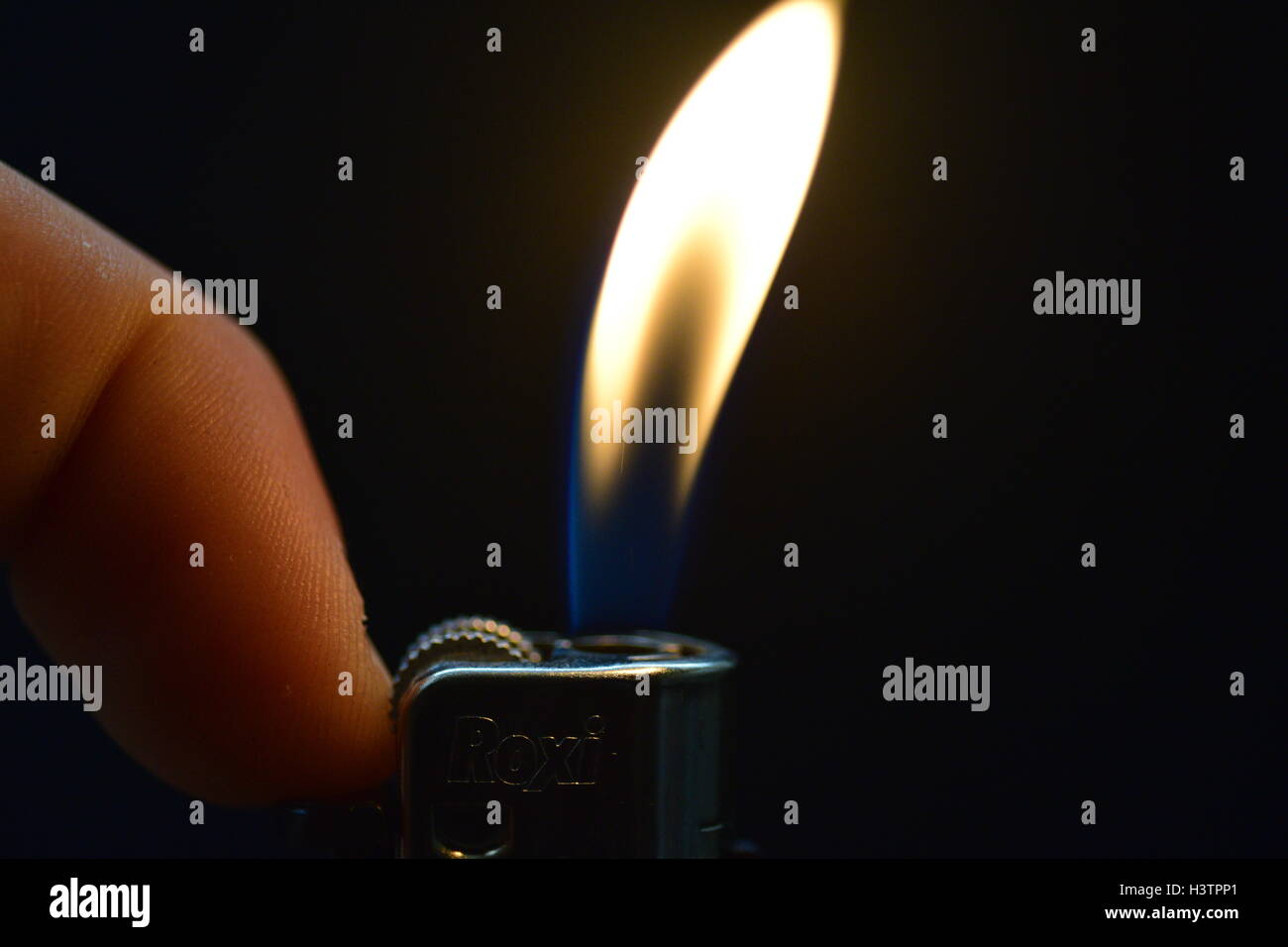 Flamme vom Feuerzeug Stockfoto