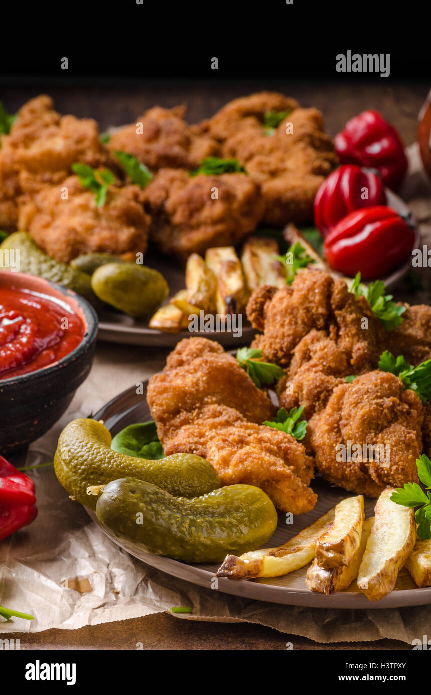 Original Wiener Schnitzel, Pommes frites hausgemacht, heiße Soße aus ...