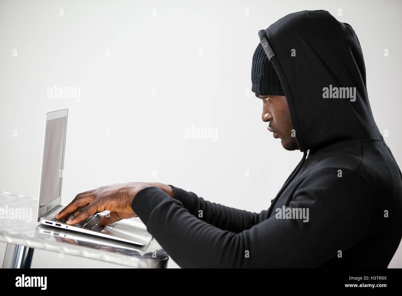 Hacker mit einem laptop Stockfoto