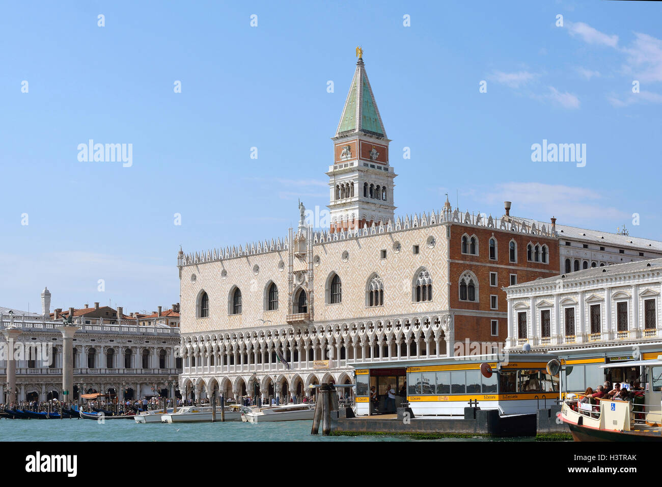 Dogenpalast und Campanile von Venedig in Italien. Stockfoto