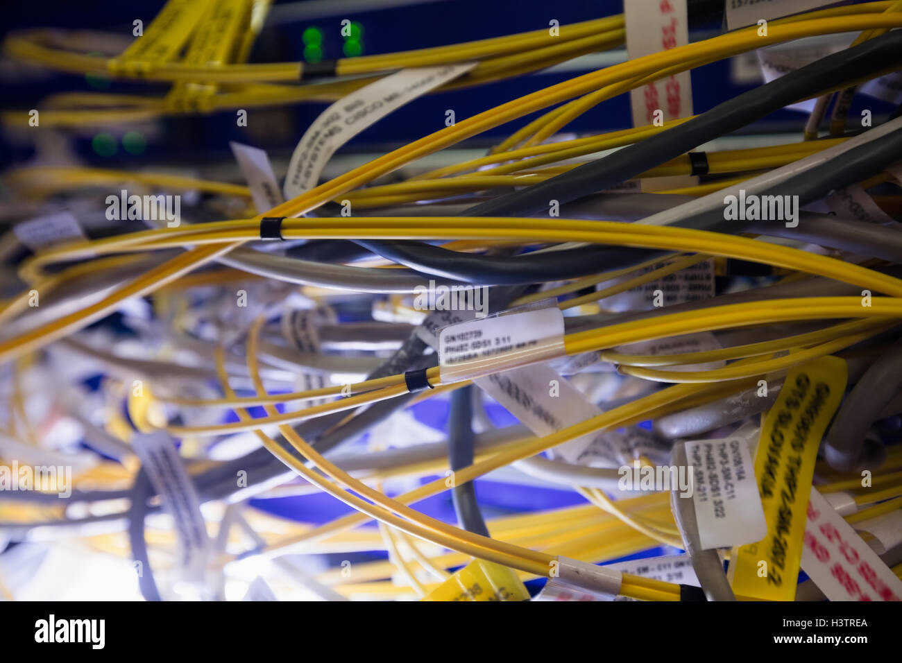 Nahaufnahme der angeschlossenen Drähte Rack montiert server Stockfoto