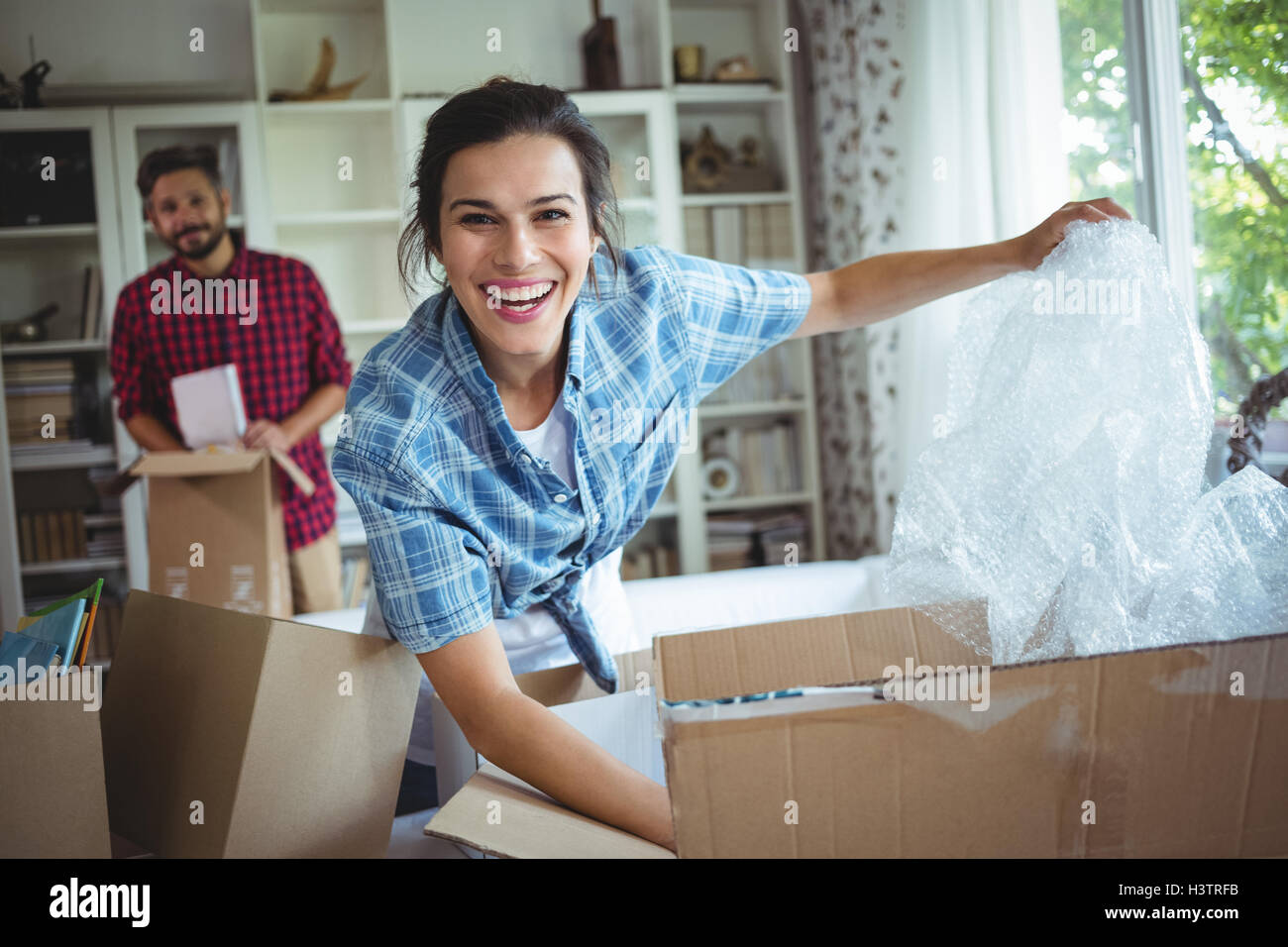 Glückliches Paar zusammen Kartons Auspacken Stockfoto