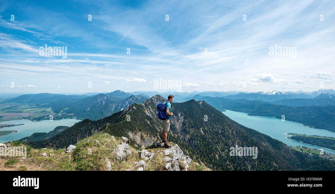 Wanderer am Heimgarten, Ansicht von oben mit See Kochel, Walchensee und Herzogstand, Upper Bavaria, Bavaria, Germany Stockfoto