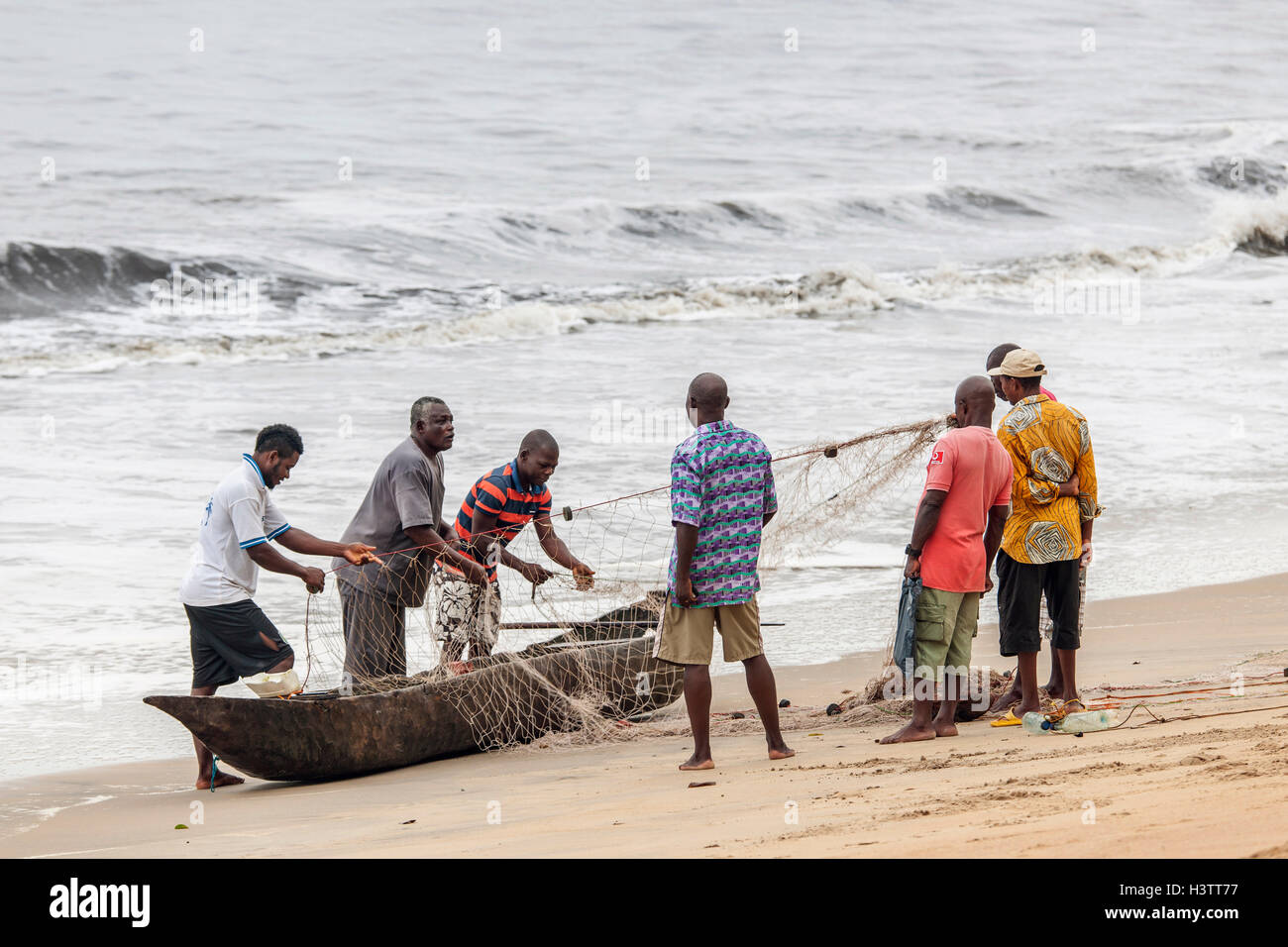 Fischer bereiten ein Netz für Angeln, Kribi, Region Süd, Kamerun Stockfoto