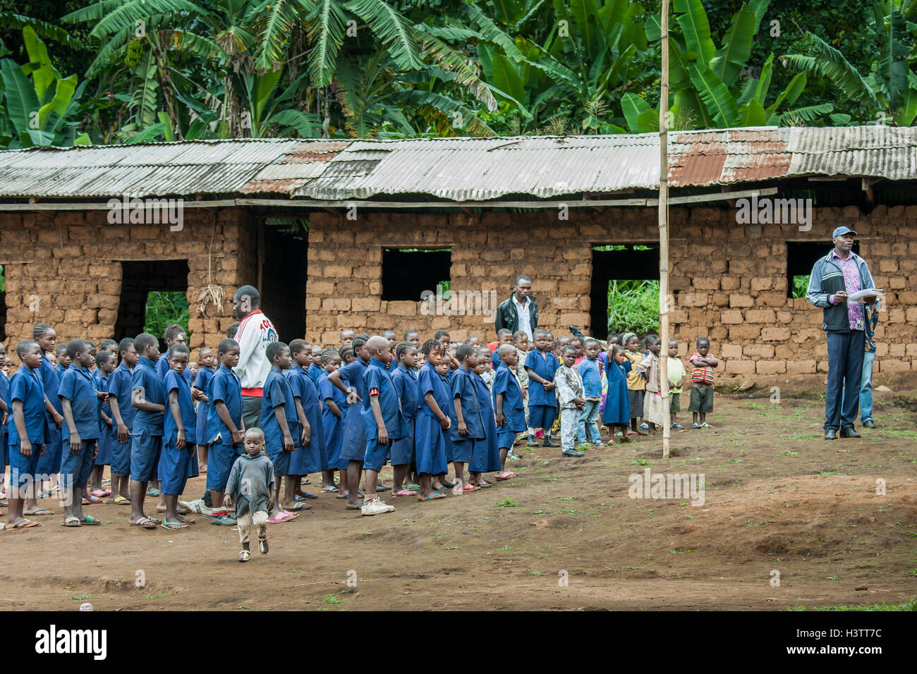 Schulkinder in Uniformen, Schulhof, Foumbam, Region, Kamerun, Westafrika Stockfoto