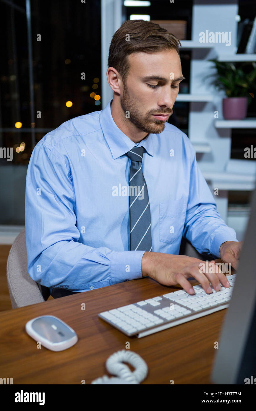 Geschäftsmann, arbeiten am Computer im Büro Stockfoto
