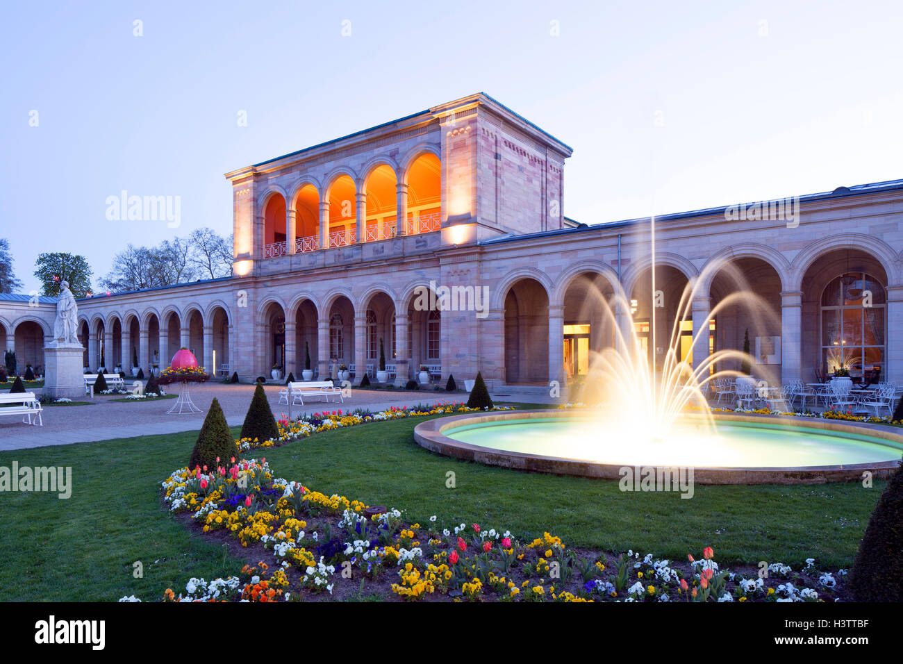 Beleuchtete Arcade Gebäude in der Abenddämmerung, RossiniSaal und