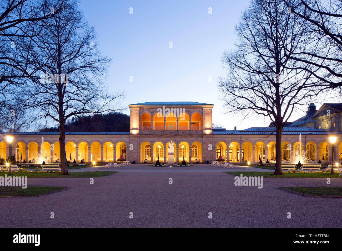 Beleuchtete Arcade Gebäude in der Abenddämmerung, RossiniSaal und