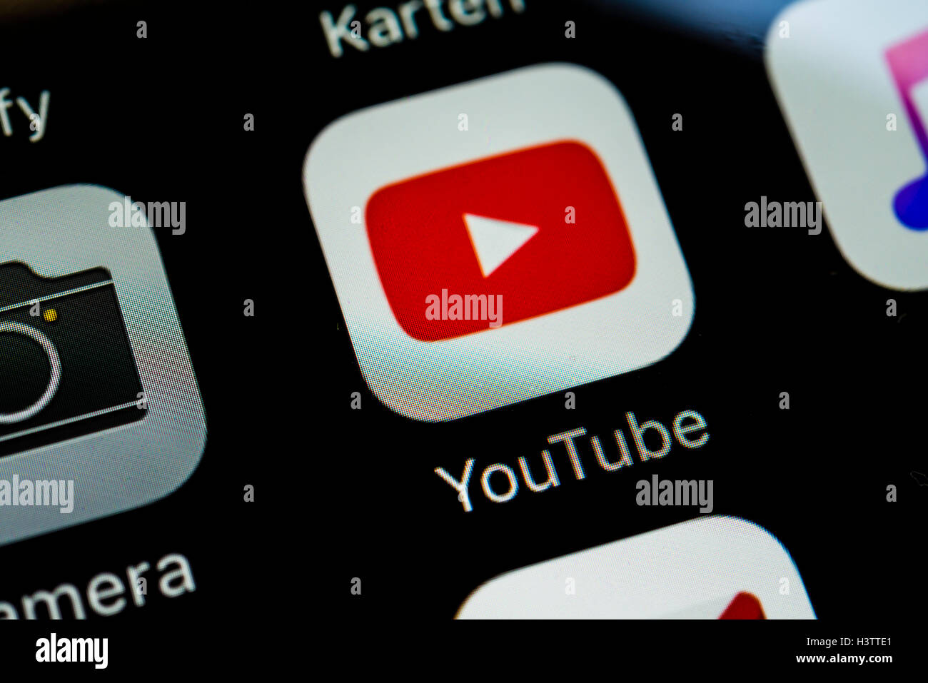 Smartphone-Bildschirm, die YouTube-app im Detail anzeigen Stockfoto