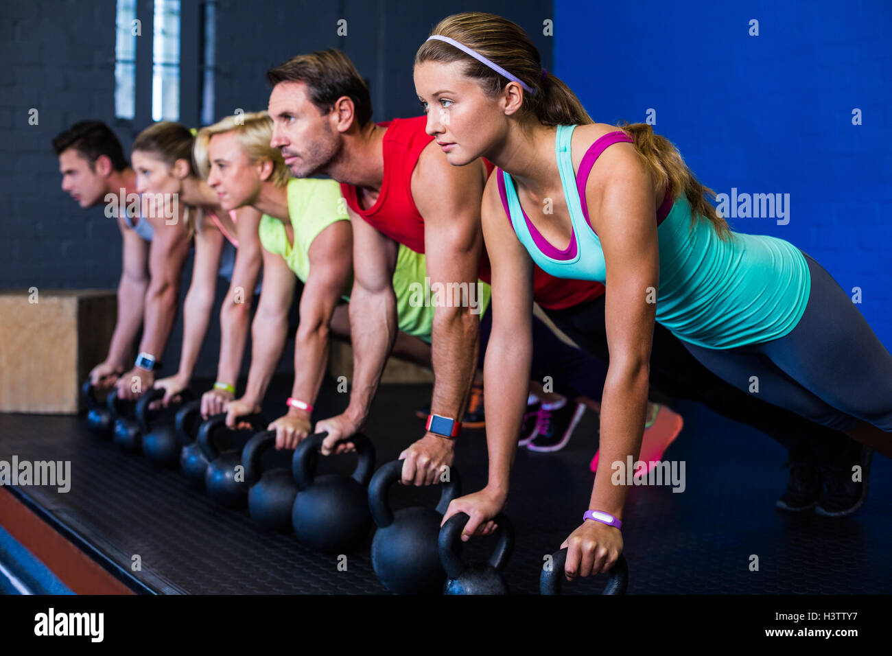 Athleten, die das Training mit kettlebells Stockfoto