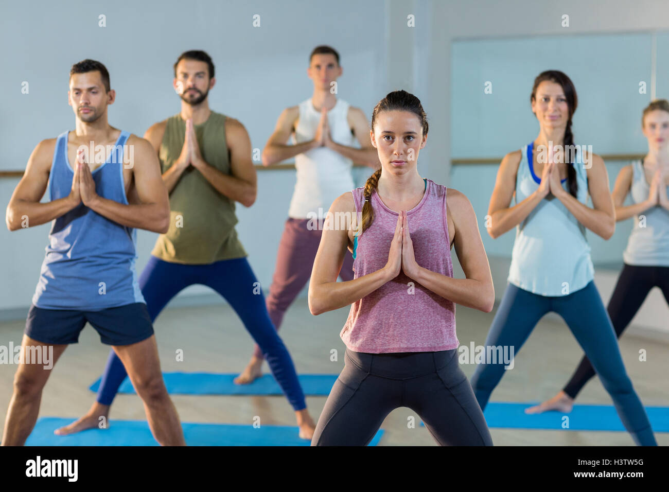 Kursleiter Yogakurs teilnehmen Stockfoto