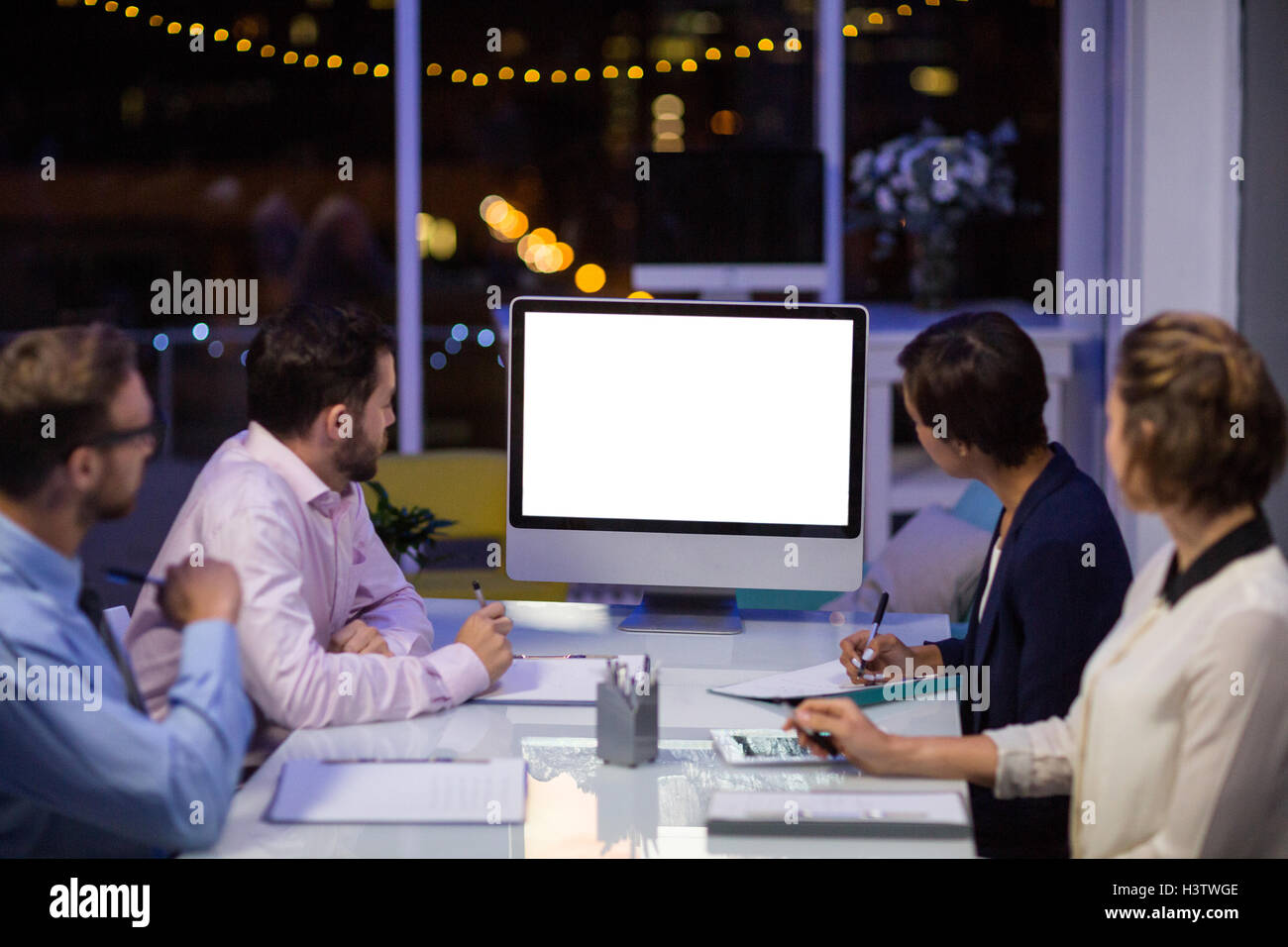 Geschäftsleute suchen am computer Stockfoto