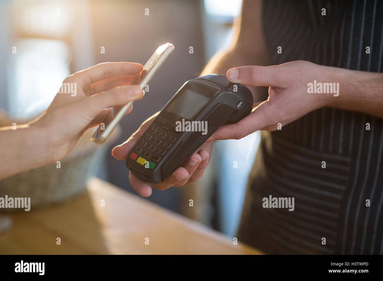 Frau von der Zahlung der Rechnung durch Smartphone mit NFC-Technologie Stockfoto