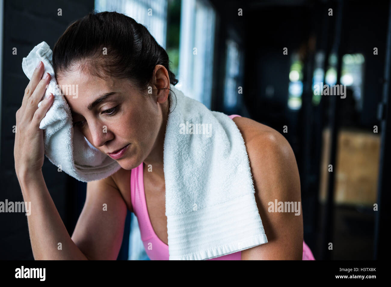 Sportlerin, Schweiß abwischen Stockfoto