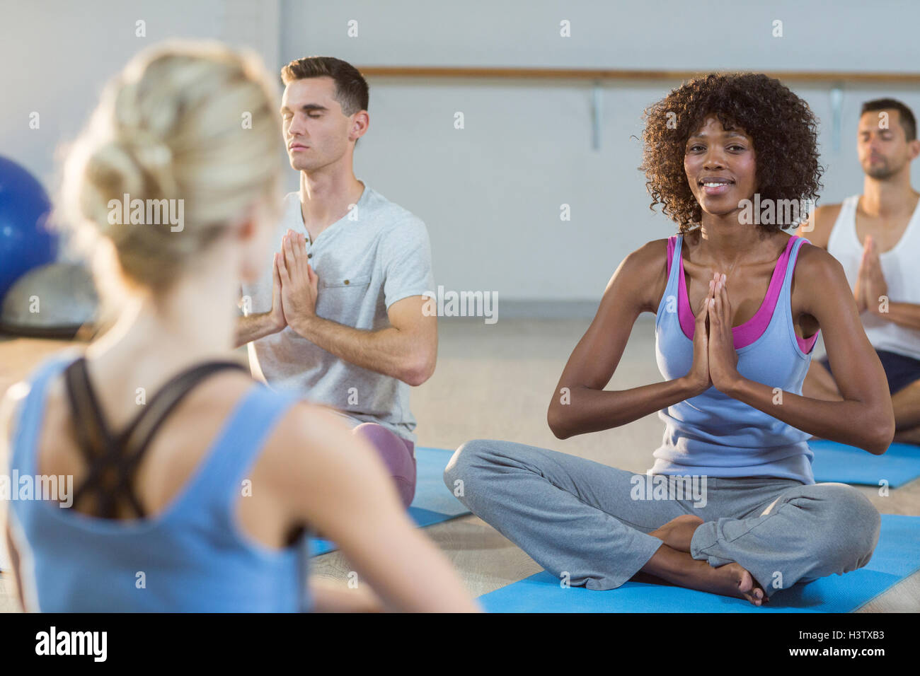 Kursleiter Yogakurs teilnehmen Stockfoto