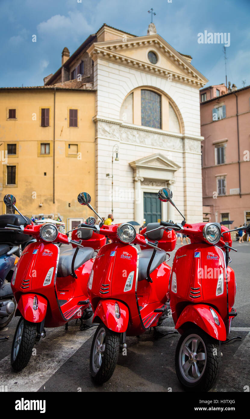 Drei Vespa Roller zu Piazza di San Pantaleo in Rom, Italien Stockfoto